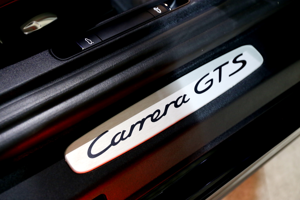 PORSCHE Carrera4 GTS